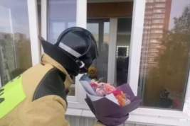 Пожарный профессионально подарил своей девушке цветы и оказался на высоте