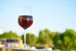 Правительство захотело убедить россиян покупать отечественное вино