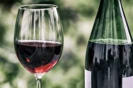 Правкомиссия одобрила эксперимент по онлайн-продаже вина через «Почту России»