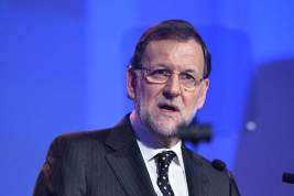Премьер-министра Испании ударили кулаком в лицо во время прогулки по родному городу