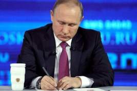 Президент России Владимир Путин начал отвечать на вопросы россиян в рамках «Прямой линии»