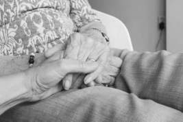 Прожившие вместе 60 лет супруги умерли в один день от коронавируса