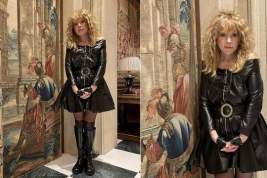 Пугачёва вышла в свет в кружевных чулках и кожаном мини-платье