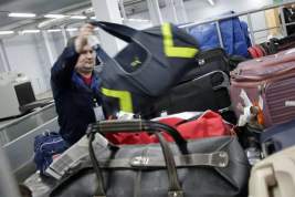 Работник аэропорта рассказал, каким должен быть багаж, чтобы его не повредили и не потеряли