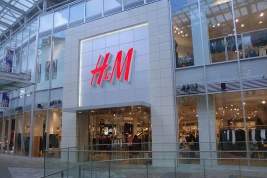 Ретейлер H&M начал закрывать магазины в России