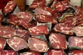 Роспотребнадзор: производители стали чаще добавлять в продукты «мясной клей»
