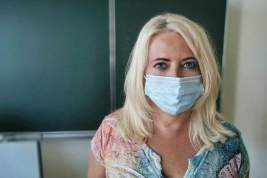 Роспотребнадзор: Учителя не обязаны носить маски в школах