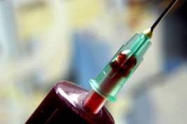 Российская станция переливания крови запретила донорство геям и проституткам