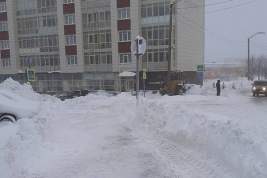 Российские коммунальщики переложили снег от элитных домов к обычным