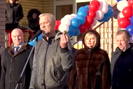 Российский депутат подарил чиновникам вазелин на открытии школы