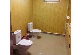 Российский мэр рассказал о замене дыр в школьном туалете на унитазы без перегородок