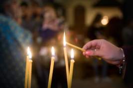 Российский подросток прикурил от свечи в храме ради популярности