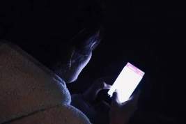 Россиян предупредили об опасности использования смартфона перед сном