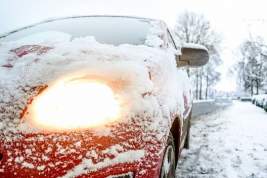 Россиянам объяснили опасность оставленного на машине снега