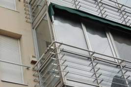 Россиянам перечислили правила законного остекления балконов