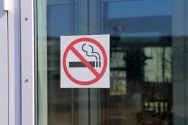 Россиянам рассказали, при каких условиях им грозит наказание за курение дома