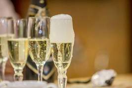 Россиянам рекомендовали не злоупотреблять шампанским на Новый год