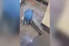 Россиянка обокрала умершего пассажира метро и попала на видео