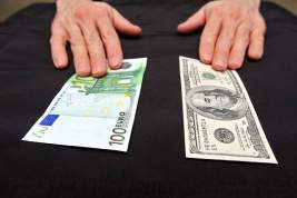 Рубль показывает умеренное снижение к доллару и евро на фоне обострения геополитической ситуации