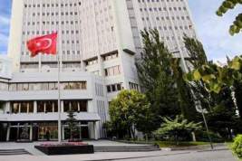 Руководитель МИД Турции обвинил Эммануэля Макрона в поддержке терроризма