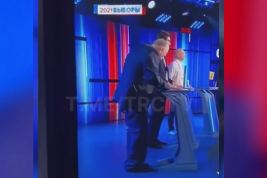 С Жириновского во время теледебатов свалились брюки
