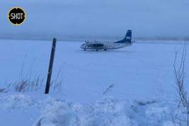 Самолет Ан-24 промахнулся мимо взлетно-посадочной полосы и приземлился на замерзшую реку