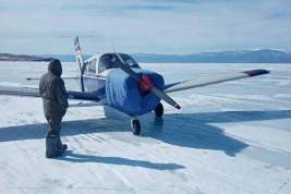 Самолет незаконно приземлился на лед Байкала из-за забронировавших столик на Ольхоне пассажиров