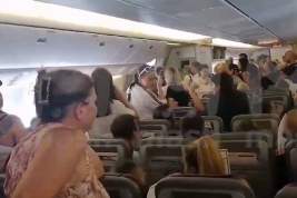 Самолет Nordwind Airlines не может вылететь из Сочи в Москву: пассажиры ждут начала рейса в душном салоне