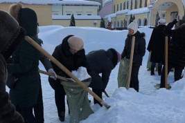Саратовская чиновница была уволена после отправки педагогов на уборку снега