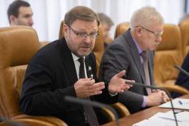 Сенатор Константин Косачев предупредил об угрозе использования оружия массового поражения на Украине