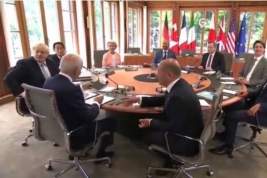Шольц сделал Байдену подсказку и спас совместное фото лидеров G7