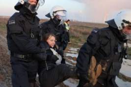 Шведскую активистку Тунберг унесли с протестов и взяли под стражу