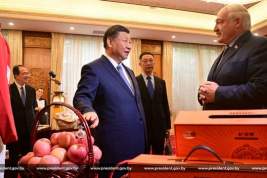 Си Цзиньпин подарил Лукашенко корзину яблок и картину, а его сыну Николаю - спортивный костюм