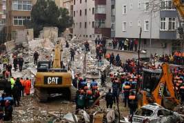 Следствие задержало трех человек по делу об обрушении дома в Стамбуле