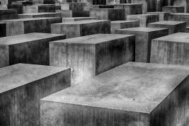 Смеющиеся на мемориале жертвам Холокоста жёны президентов Франции и Германии угодили в скандал