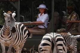 СМИ раскритиковали Меланью Трамп за шляпку и белую рубашку «колониалиста» в Африке