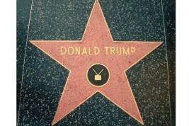 СМИ: Вандал киркой разбил звезду Трампа на «Аллее славы» в Лос-Анжелесе