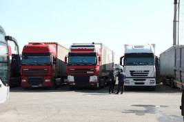 Сотни грузовиков ожидают очереди на Керченскую паромную переправу