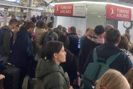 Сотни пассажиров застряли во Внуково без объяснения причин задержки рейсов