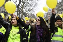 Сотни женщин присоединились к акции «жёлтых жилетов» в Париже