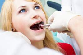 Стоматолог рассказал о вреде алкоголя для зубов