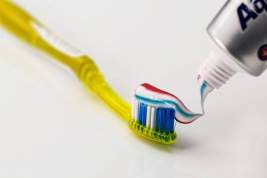 Стоматологи рекомендуют отказаться от зубных паст с непонятным составом