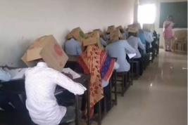 Студенты в Индии сдавали экзамен с коробками на голове