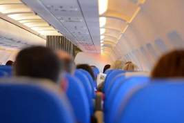 Стюардесса перечислила самые опасные места в самолёте при пандемии