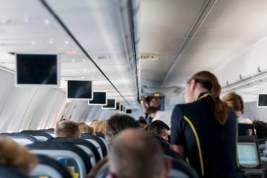 Стюардесса поделилась деталями инструкции на случай смерти пассажира на борту самолёта