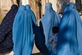 Талибы приказали занятым на «мужских» работах женщинам сидеть дома