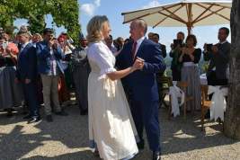 Танцевавшая с Путиным на своей свадьбе экс-глава МИД Австрии обвинила мужа в домашнем насилии