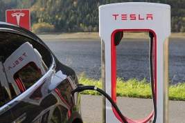 Tesla сбавляет свои позиции под натиском конкурентов