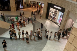 Толпы покупателей атаковали открывшиеся в Москве магазины H&M