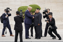 Трамп и Ким Чен Ын встретились на границе КНДР и Южной Кореи